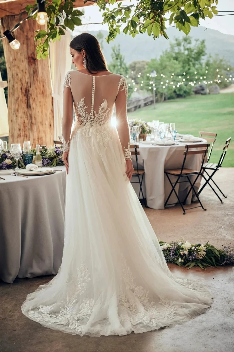 A Princess Wedding Dress in Lace and Tulle