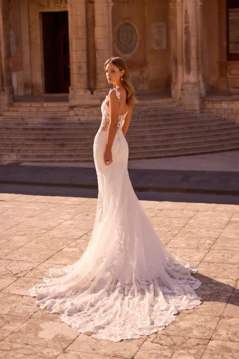 fitted lace wedding dress Designer White Lace Keyhole Back Mermaid Crepe Fall Wedding Dress main image 1
