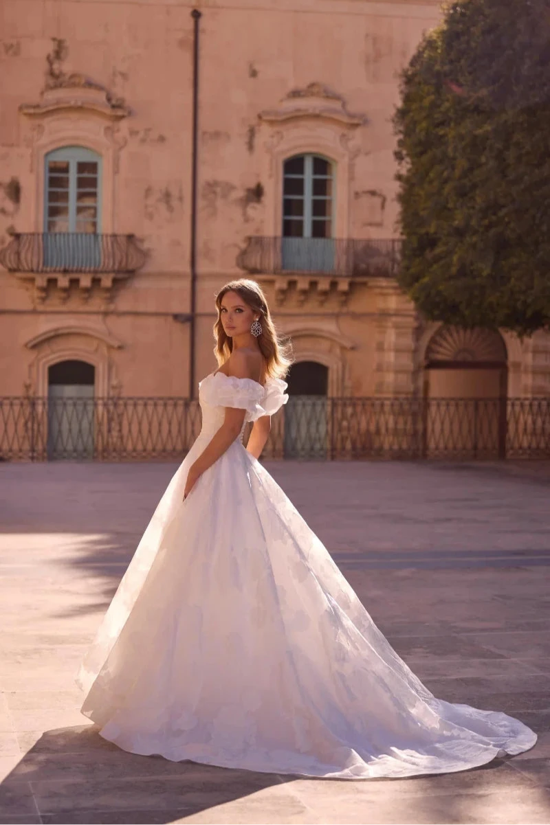 A Princess Organza Wedding Dress with Detachable Sleeves