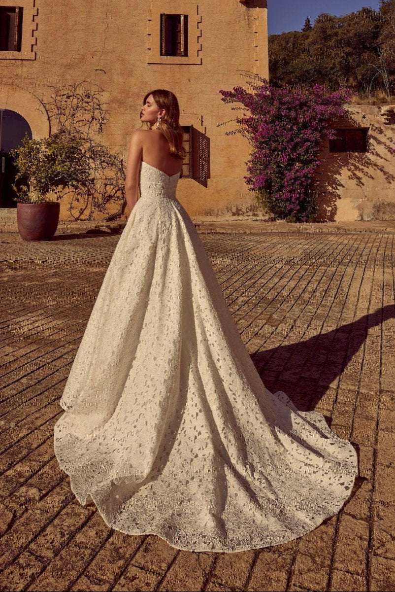 Princess Tulle Wedding Dress with Sweetheart Neckline