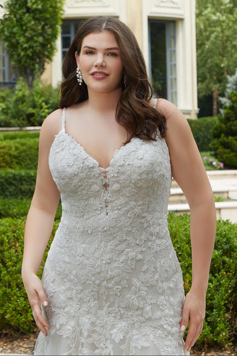 Nicosia Wedding Dress: Elegance and Romance in a Lace Embrace