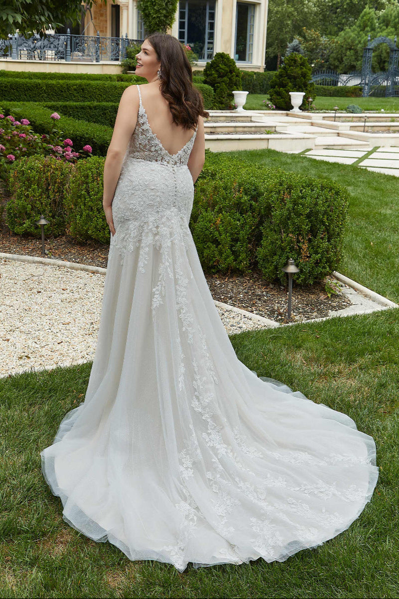 Nicosia Wedding Dress: Elegance and Romance in a Lace Embrace