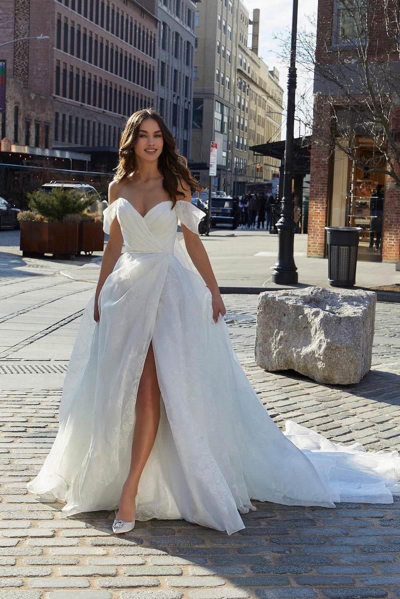 Shannon Wedding Dress: Elegance and Romance in an Organza Embrace