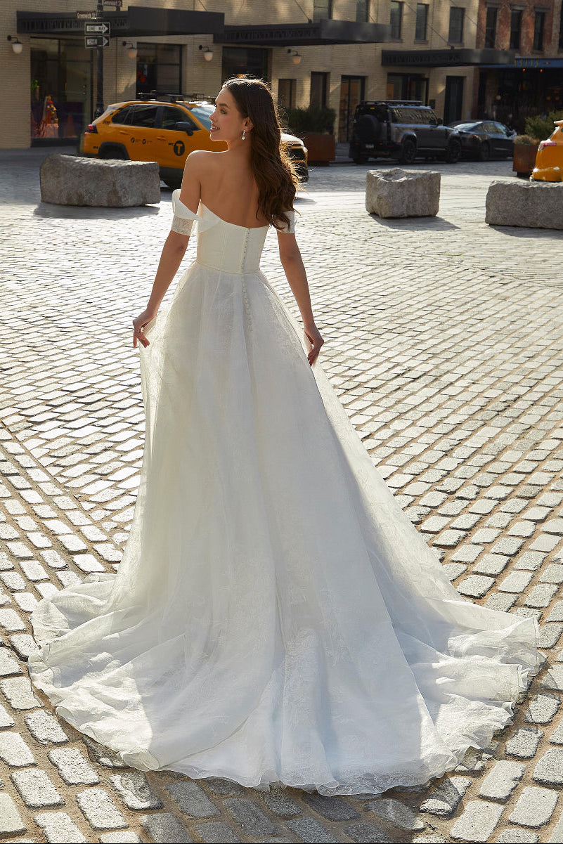 Shannon Wedding Dress: Elegance and Romance in an Organza Embrace