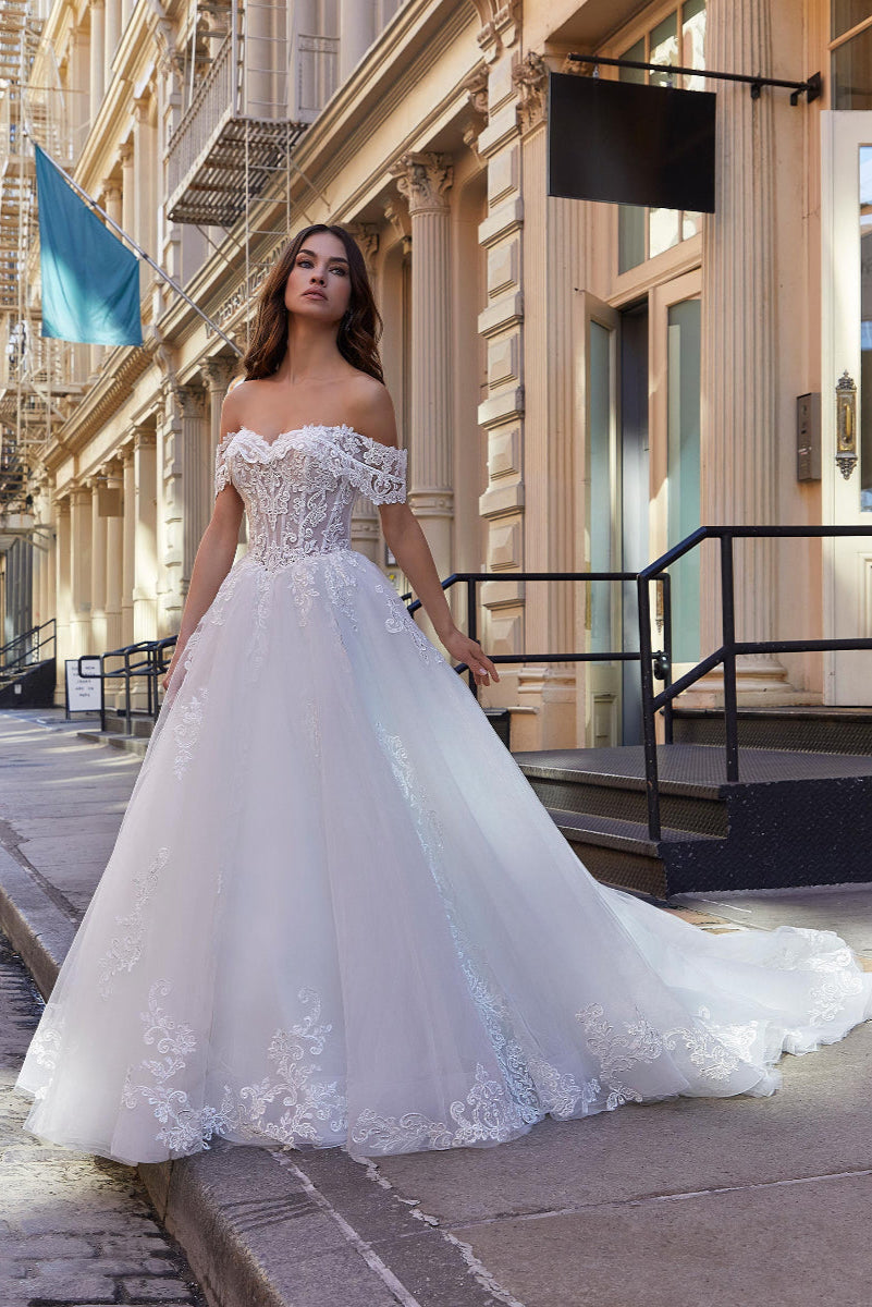 Santina Wedding Dress: Timeless Elegance with Lace Details