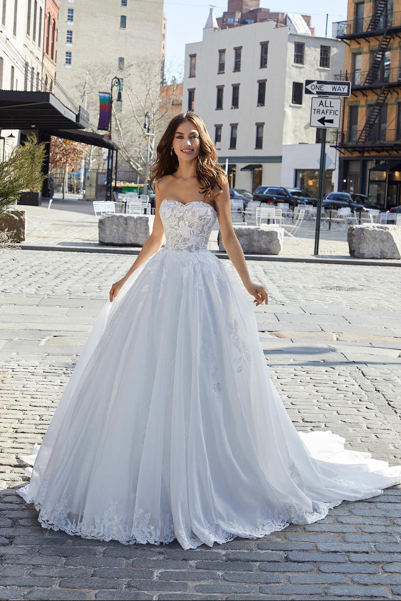 Shauna Wedding Dress: Ethereal Elegance with a Romantic Touch