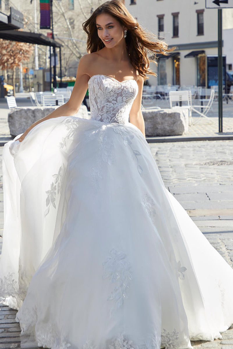 Shauna Wedding Dress: Ethereal Elegance with a Romantic Touch