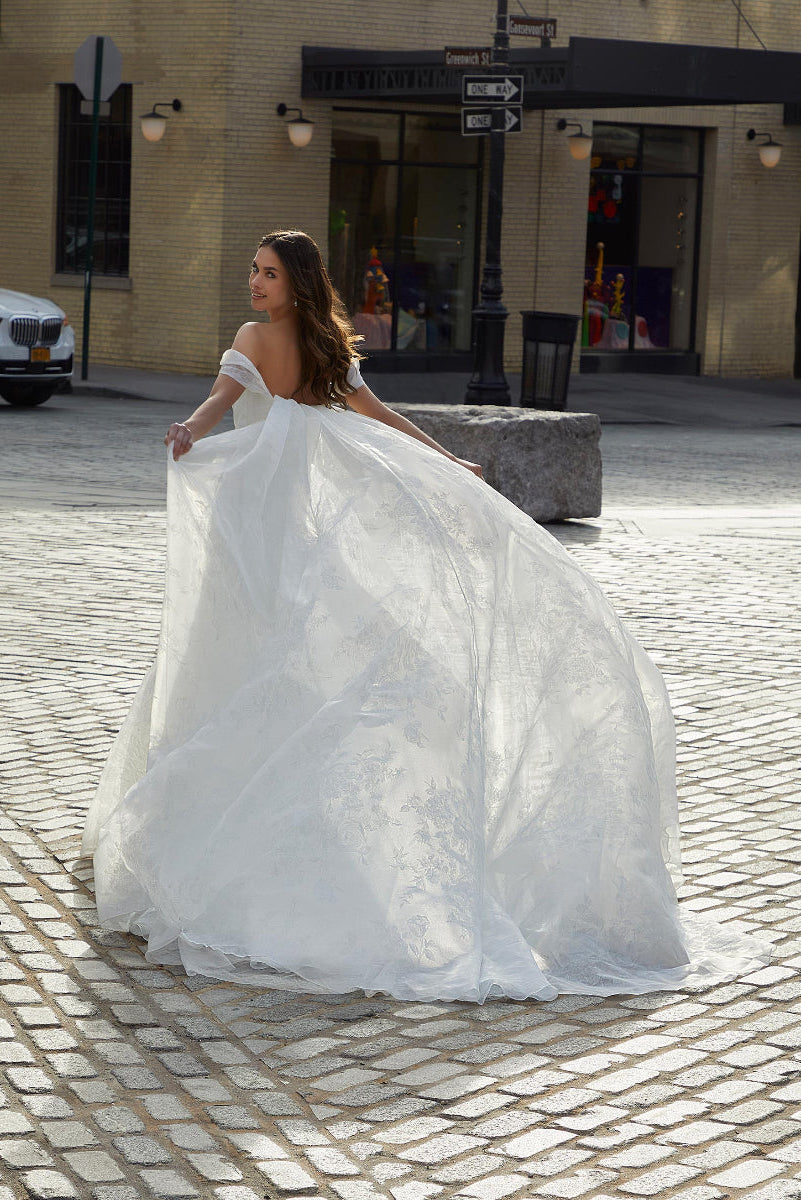 Abito da Sposa Shannon: Eleganza e Romanticismo in un Abbraccio di Organza