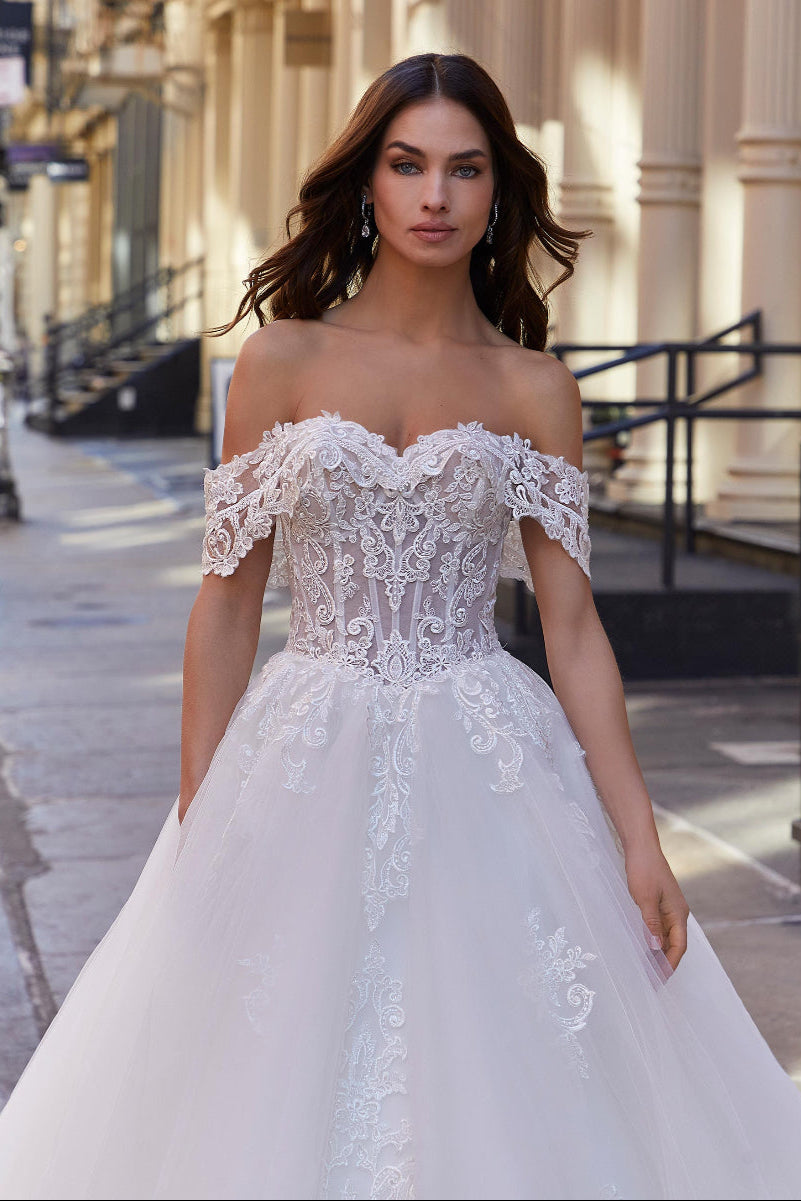 Abito da Sposa Santina: Eleganza senza Tempo con Dettagli in Pizzo