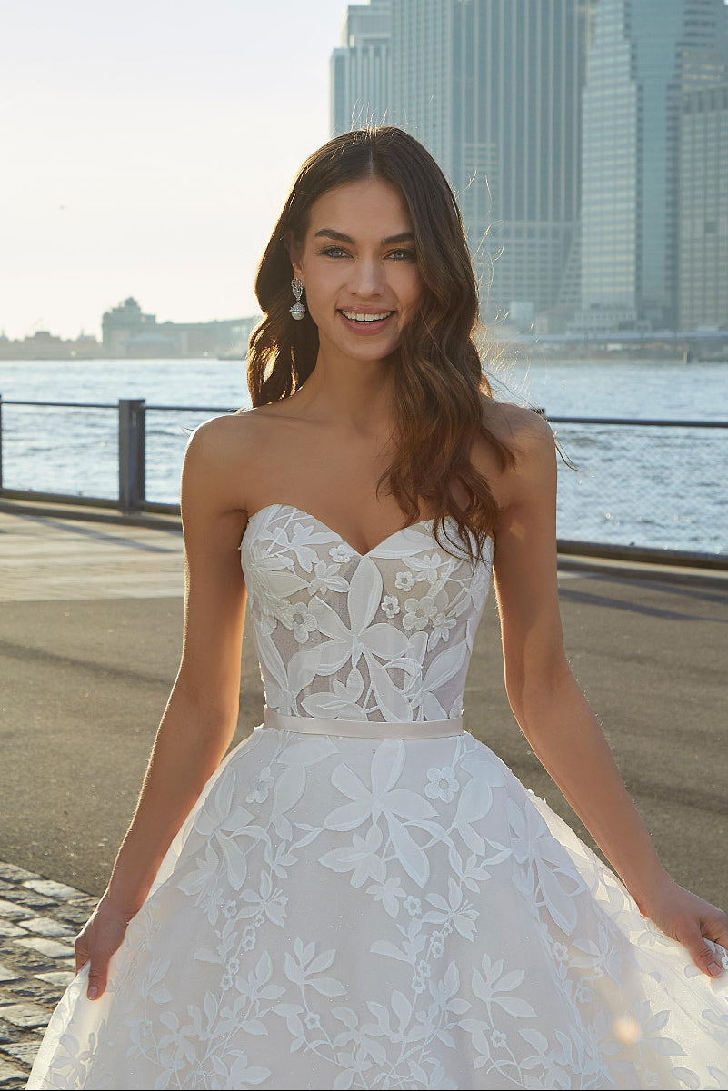 Abito da Sposa Shiloh: Ricami Floreali e Tulle Scintillante