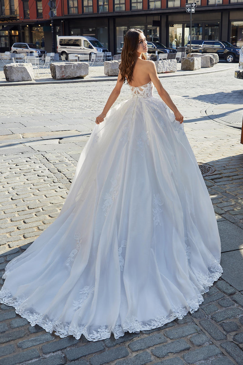 Shauna Wedding Dress: Ethereal Elegance with a Romantic Touch
