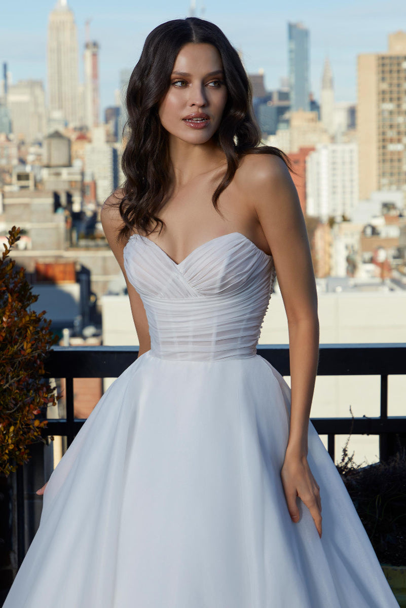 Abito da Sposa Sabrina: Eleganza senza Tempo con un Tocco Romantico